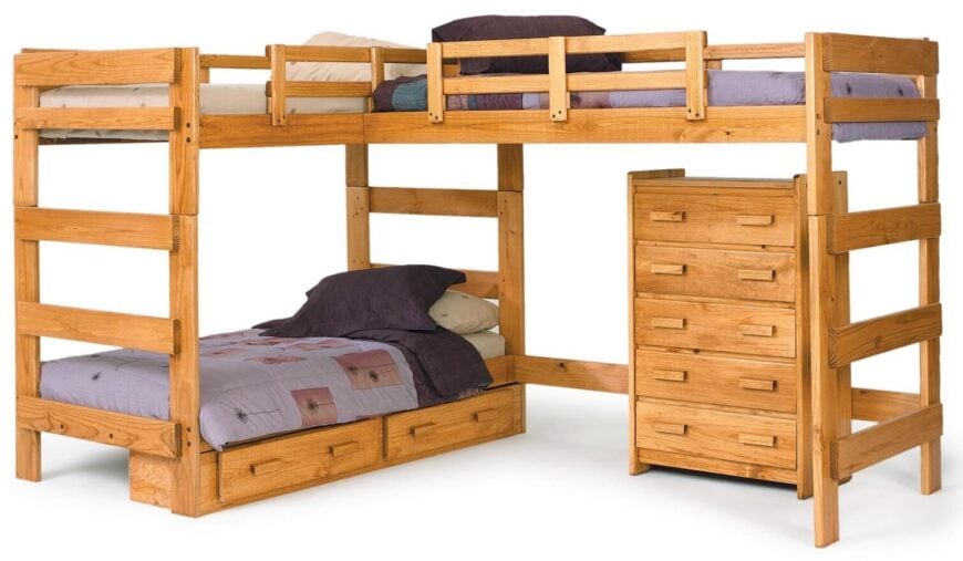 As the name implies, a triple bunk bed has sleeping space for three. Some configurations stack them vertically, which works if you have ample headroom and high ceilings in your home. Most examples spread the beds around, with either an added trundle or like this L-shaped configuration. 顾名思义,三双层床有三个人的睡眠空间。有些配置是垂直堆放的,如果你家里有足够的净空空间和很高的天花板,这种方法是有效的。大多数例子都是将床铺在周围,或者增加一个轮子,或者像这样的l形配置。