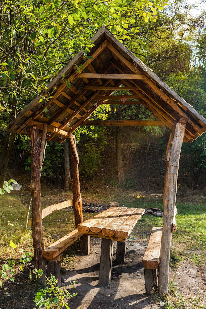 一个带有内置野餐桌的乡村小屋。这个小区域是徒步旅行时停下来野餐午餐的完美地点。
