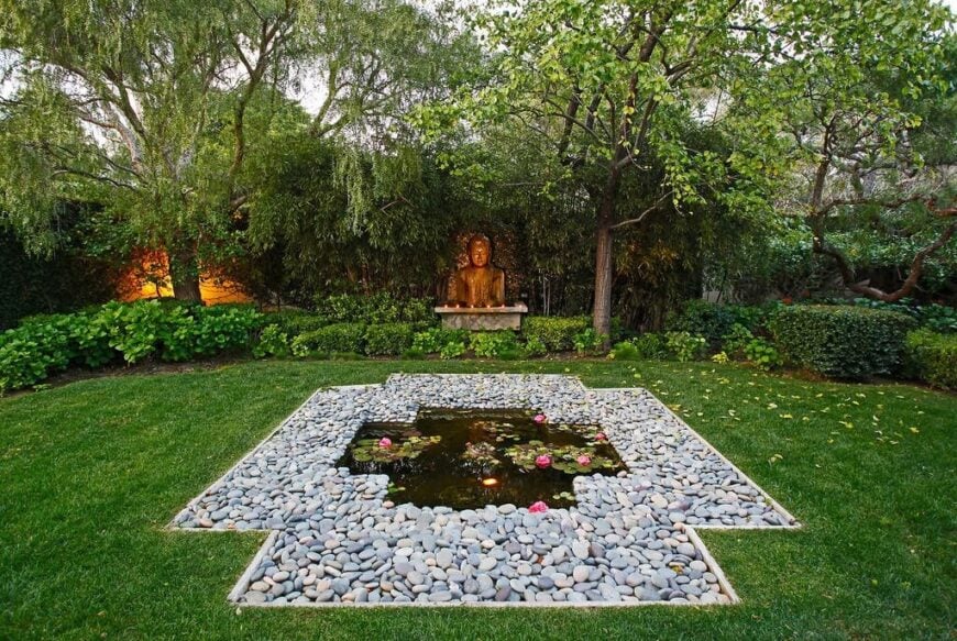 这个花园充满了灌木和灌木丛，在一边有一个小神社。中心是一个被石头环绕的小池塘。