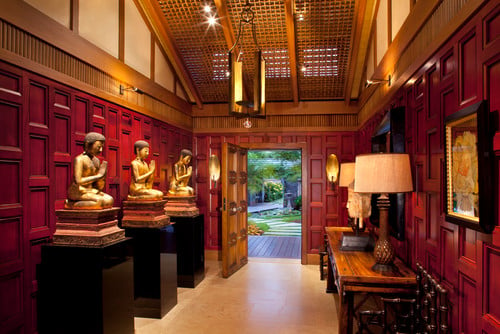 这是一个亚洲室内设计风格的门厅，红木镶板墙。