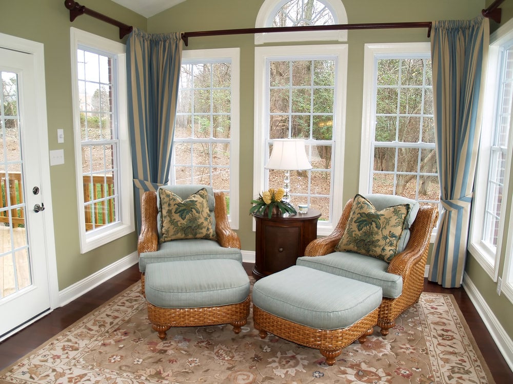 中型房间具有乡村风格的美学。硬木地板上铺着漂亮而优雅的地毯。