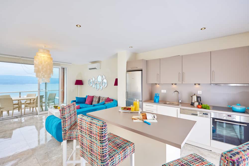 这是一个海滩风格的厨房设计，有明亮的色彩。