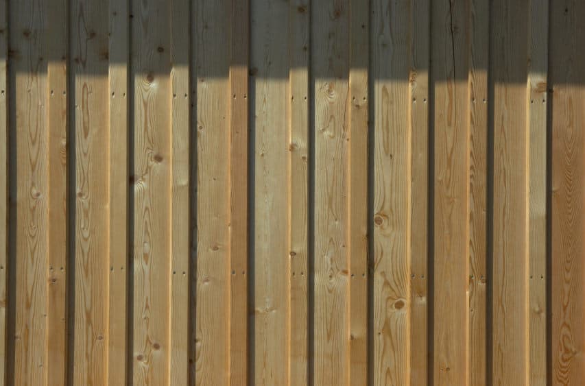 木板和木条房屋壁板的例子。