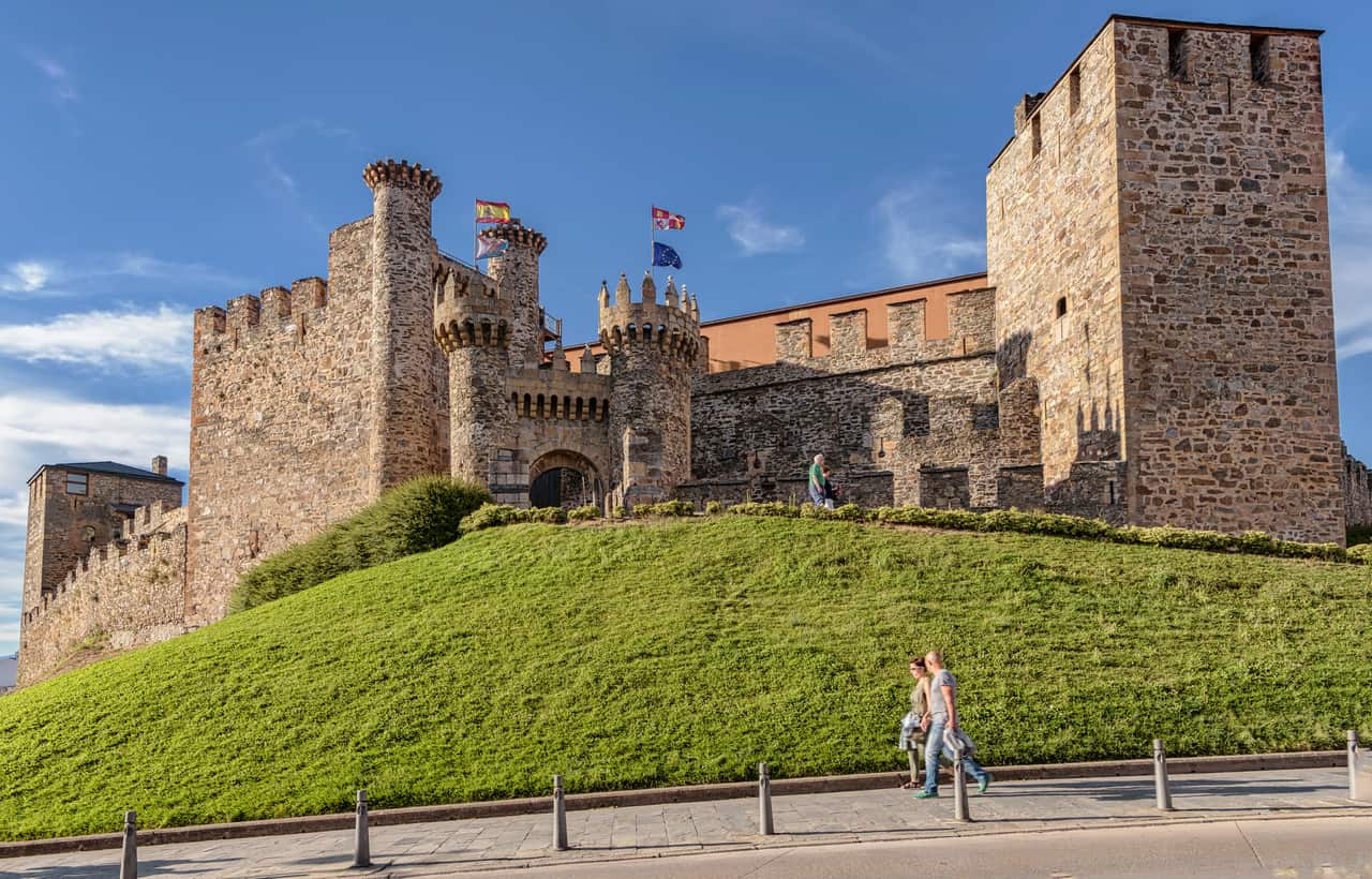 骑士圣殿骑士城堡在Ponferrada,西班牙