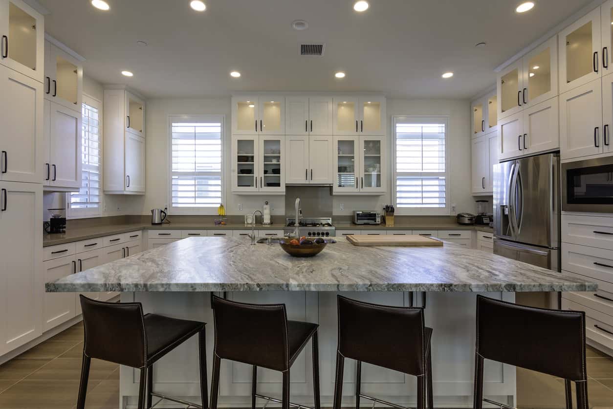 Large new U-shaped kitchen with white cabinets (a nice variety of cabinet design and layout) with a large square island in the center with an eating area for four stools. 大型新型U形厨房,白色橱柜(橱柜设计和布局多种多样),中央有一个大型方形岛,可容纳四个凳子。