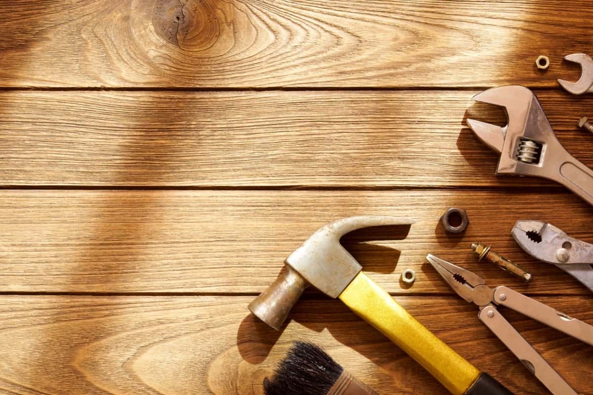 硬木地板安装工具。