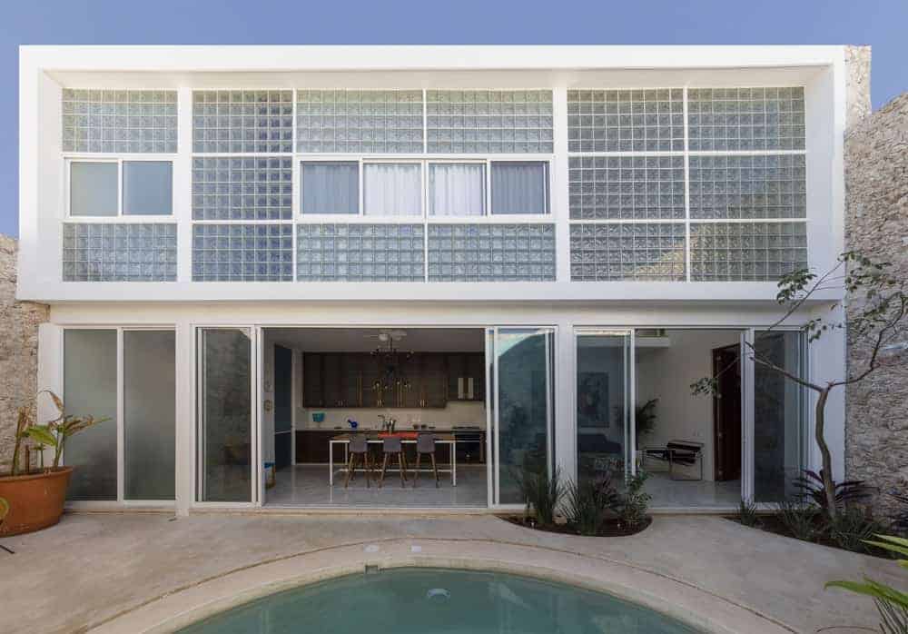 这座住宅由Taller Estilo Arquitectura设计,是一件宏伟的作品,有着白色的外墙、玻璃窗和墙壁。它还有一个令人兴奋的户外区域和游泳池。