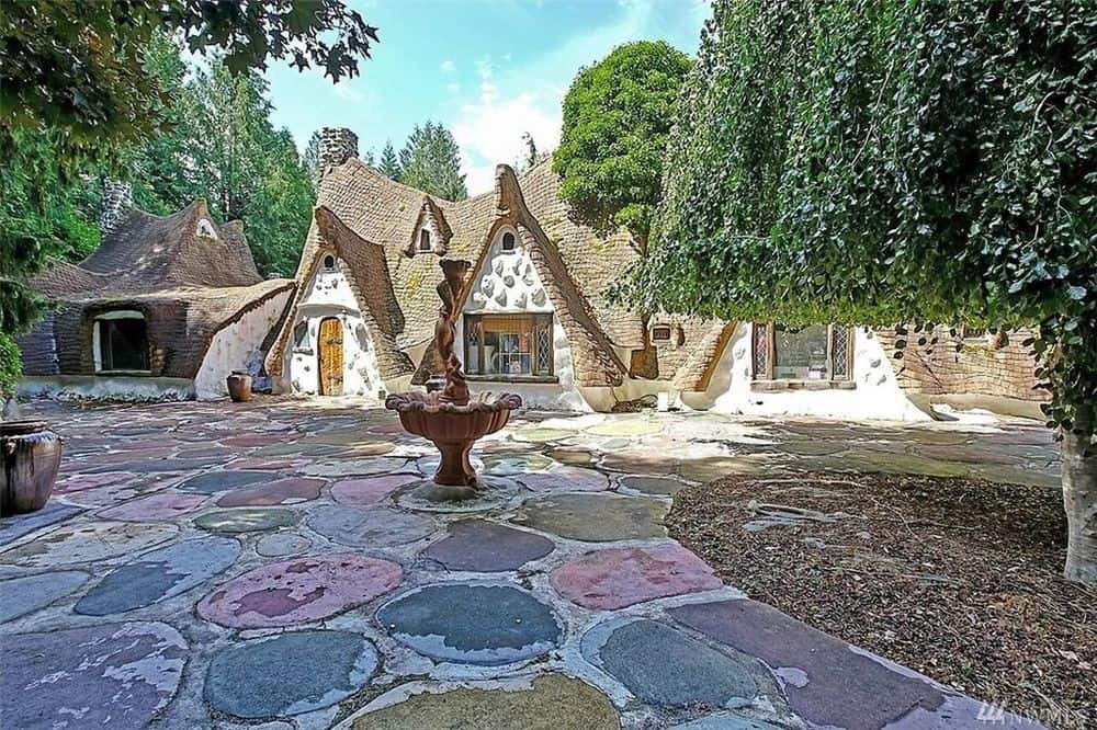 这是别墅的前视图,一个色彩斑斓的石头庭院,创造了一个奇幻的前景的小屋。图片来源:Toptenrealestatedeals.com。
