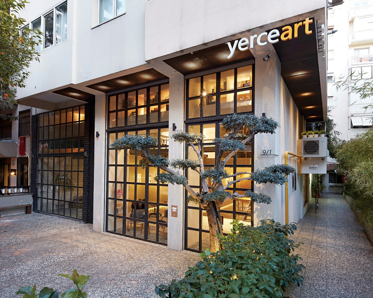 展示玻璃窗的房屋外部视图。