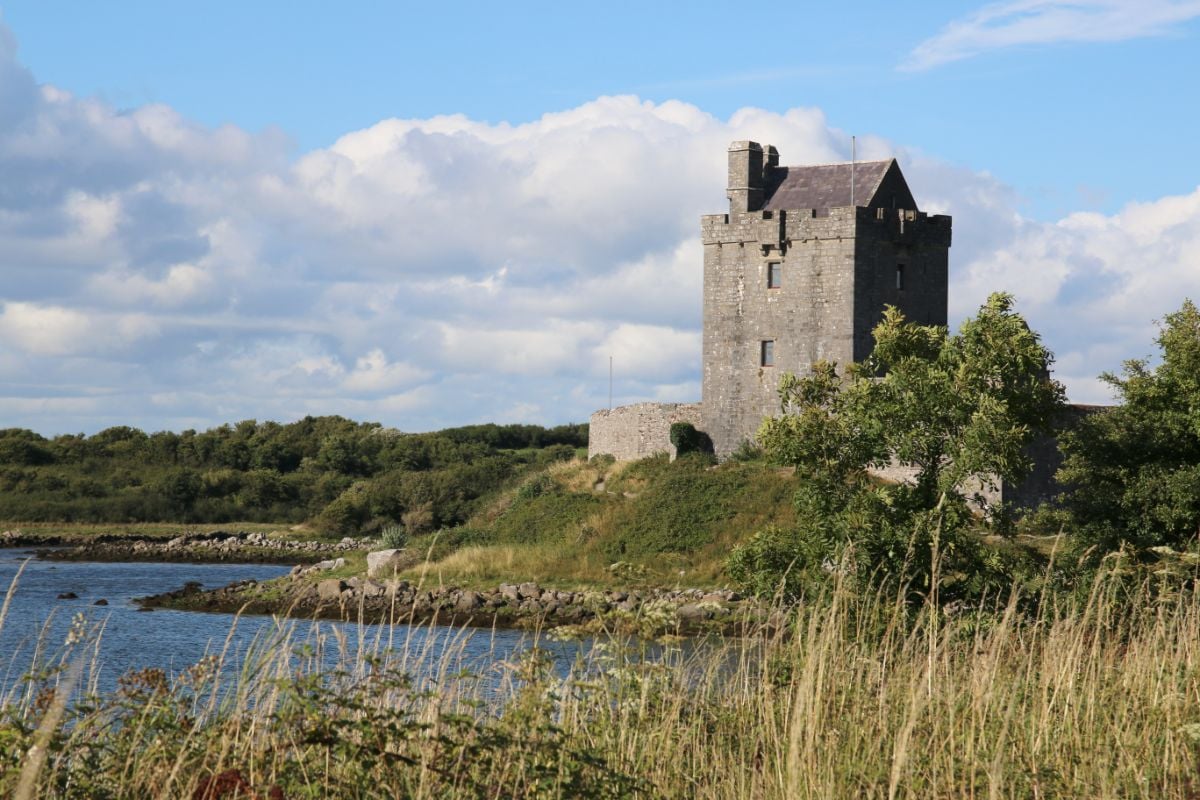 河边的老塔城堡。