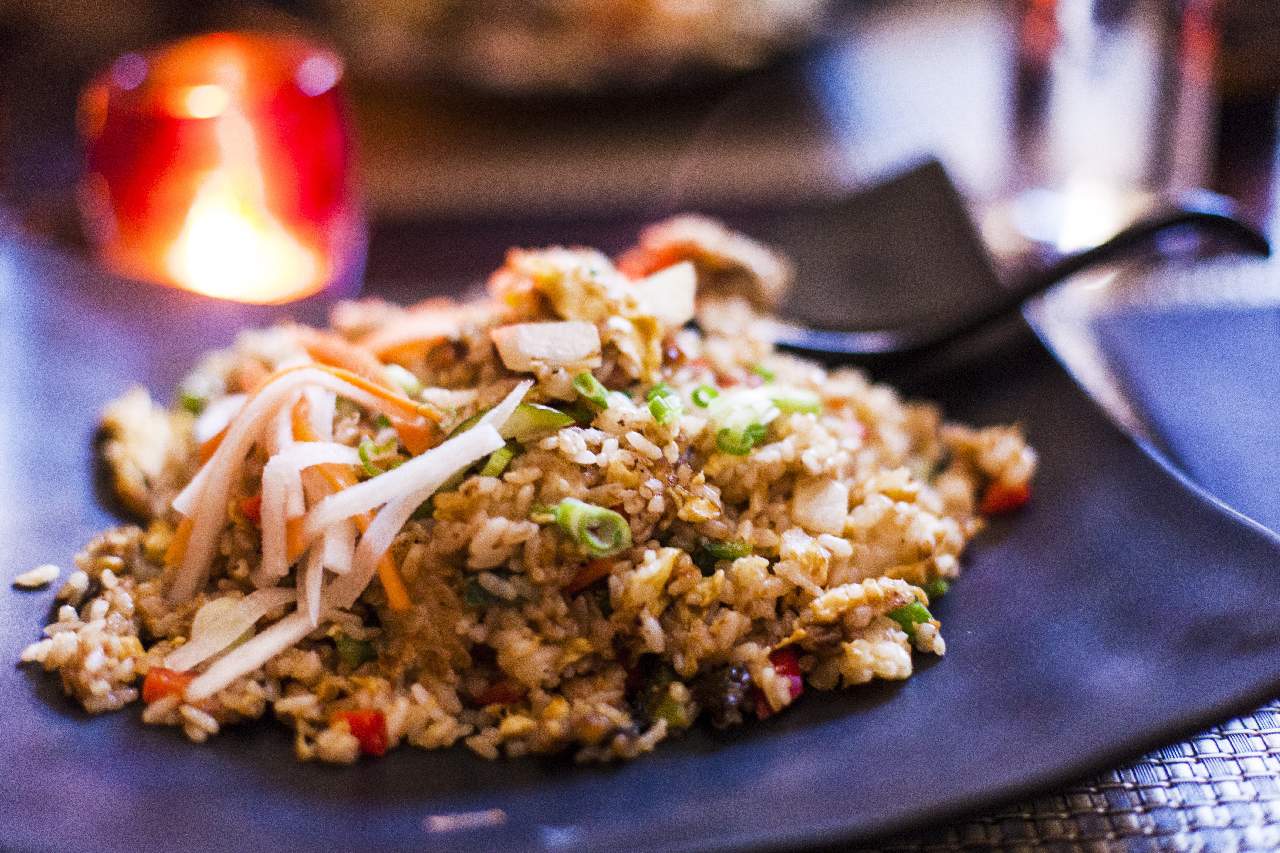 一盘香肠砂锅饭