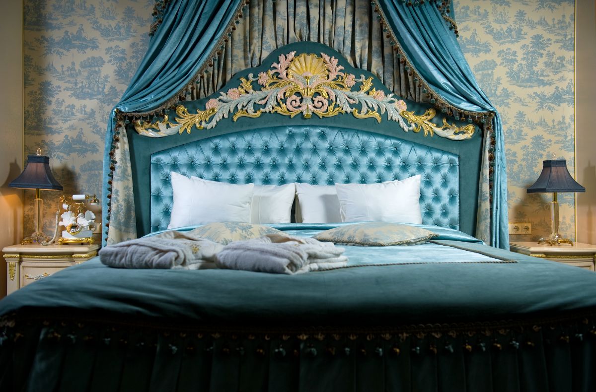 与华丽的蓝色卧室床上