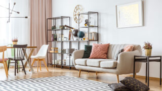 一个带家具的简单客厅。