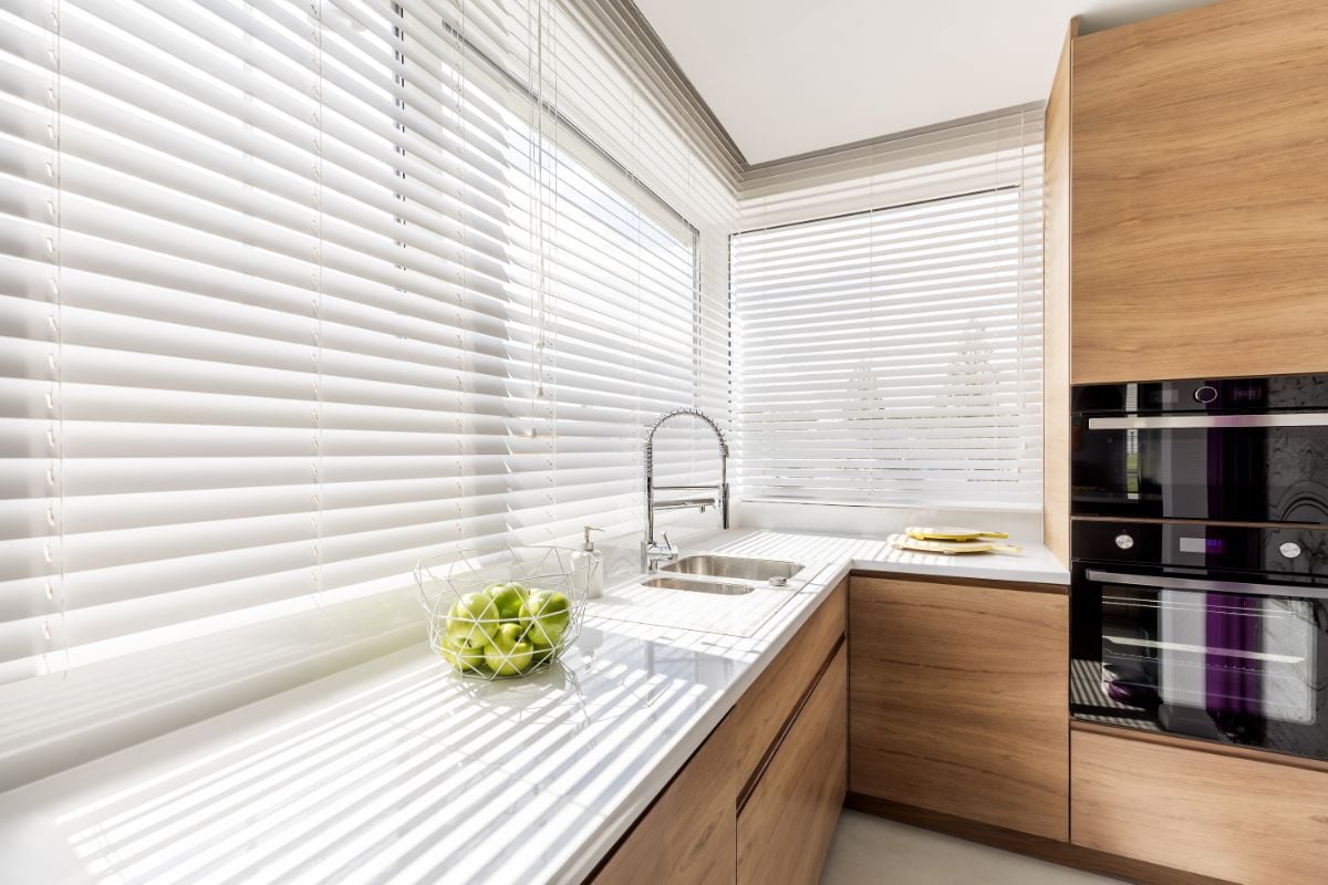 可爱的阳光厨房，白色水平百叶窗