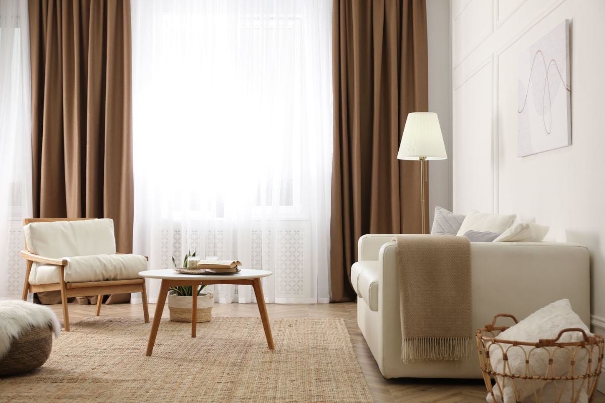美丽的低色调客厅与吸引人的垂直窗帘