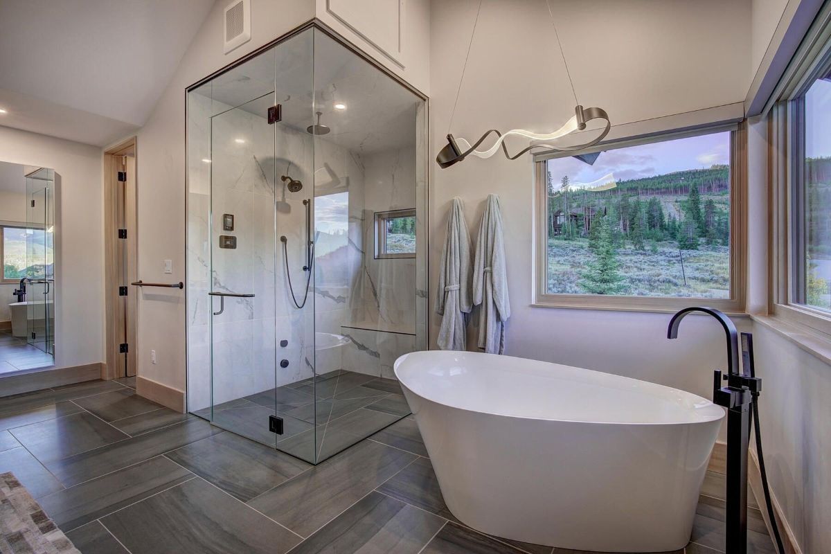 浴室设有带玻璃外壳的淋浴，独立的浴缸可以俯瞰外面的景色。