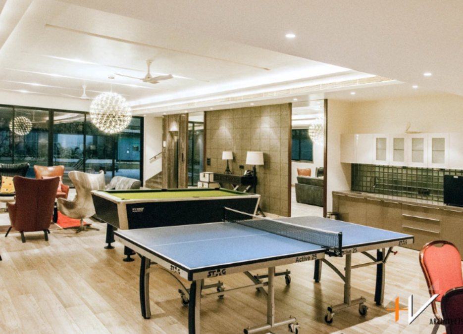 一个充满乒乓球和台球桌的游戏室的内部镜头。