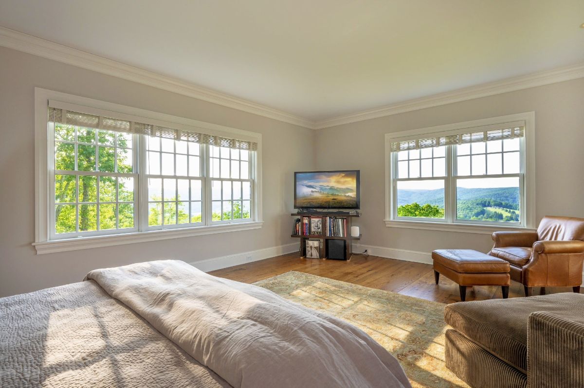 卧室的特色是地毯、真皮座椅和面向山景的床。