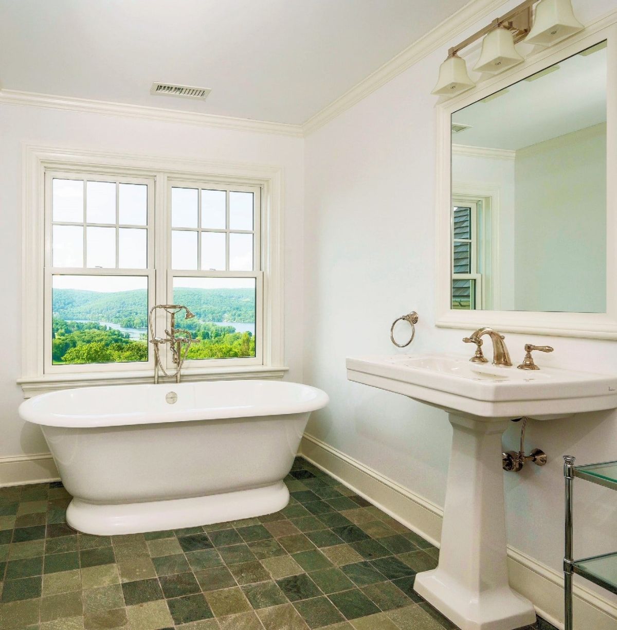 浴室设有一个独立的浴缸，镀金的固定装置给人一种豪华的感觉。