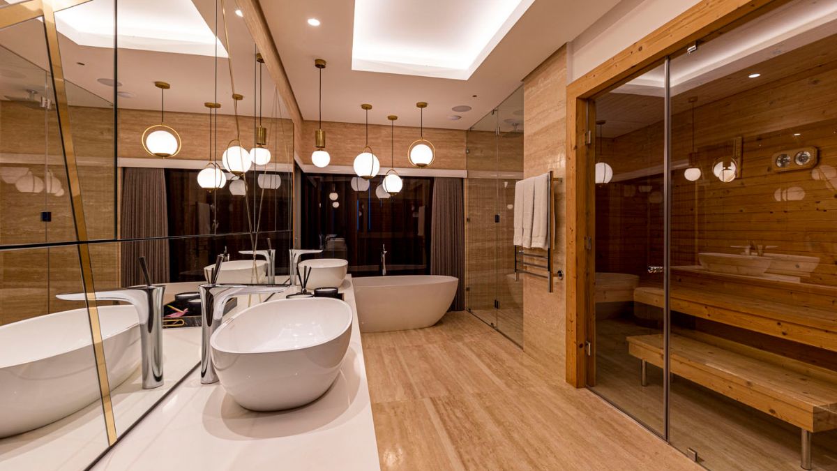 除了所需的完整套间浴室外，主卧室还设有桑拿浴室。