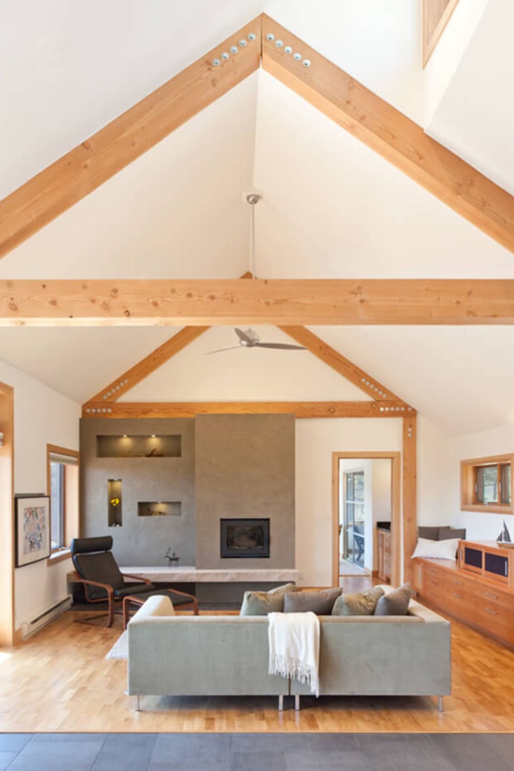 极简主义的客厅，轻木天花板梁和轻硬木地板