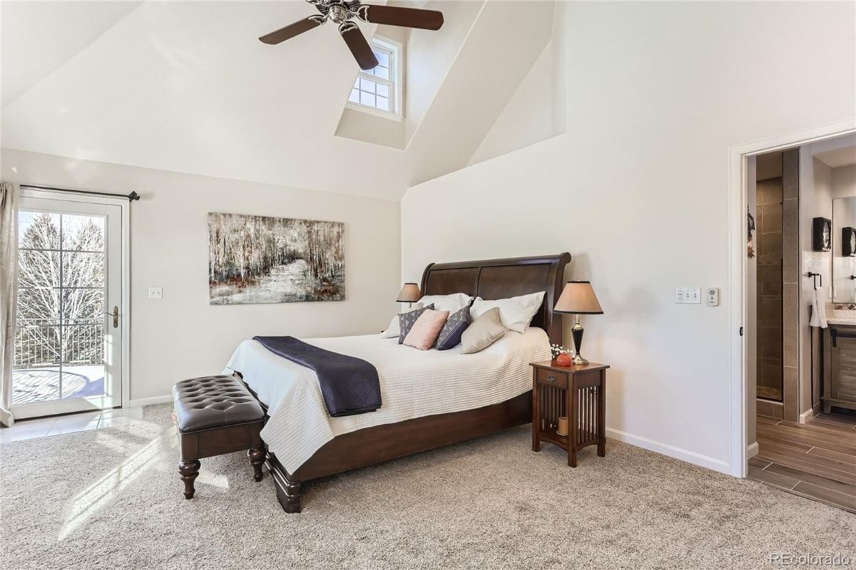 卧室设有一张大号床，一张皮长椅，和墙壁的地毯。