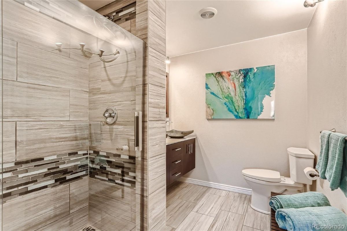 浴室设有一个带玻璃外壳和浮动梳妆台的淋浴间。