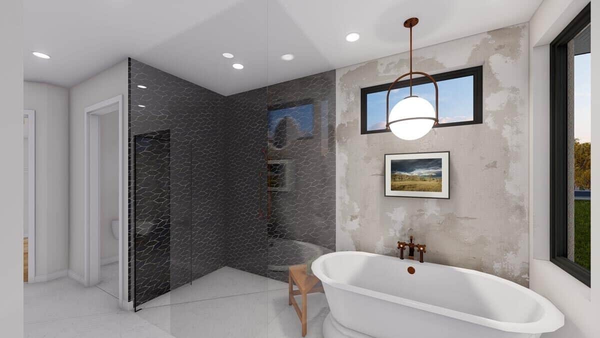 主浴室包括一间步入式淋浴间和一间独立浴缸，由玻璃球形挂件和落地窗照明。