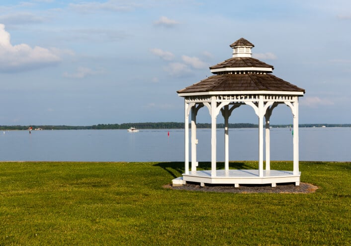 另一个梦幻般的白色凉亭俯瞰着一个大湖和划船区。