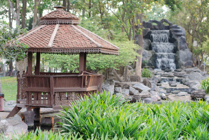 这个凉亭有更多的亚洲风情，坐落在一个小水池上，旁边是一个石头瀑布。