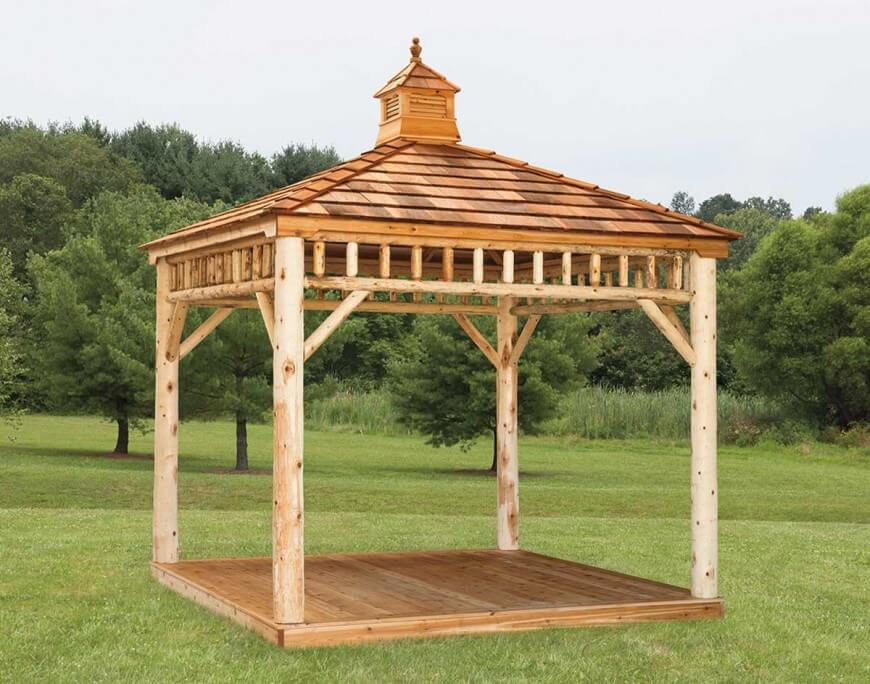 这个原木小屋风格的凉亭有一个开放的设计，非常适合在下面放置野餐桌。