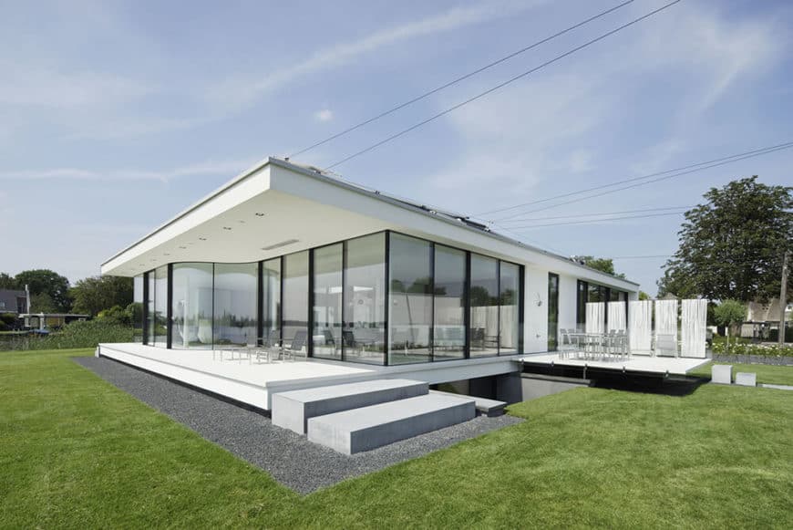 这座现代化的白色房子坐落在一片草坪上，维护得很好。