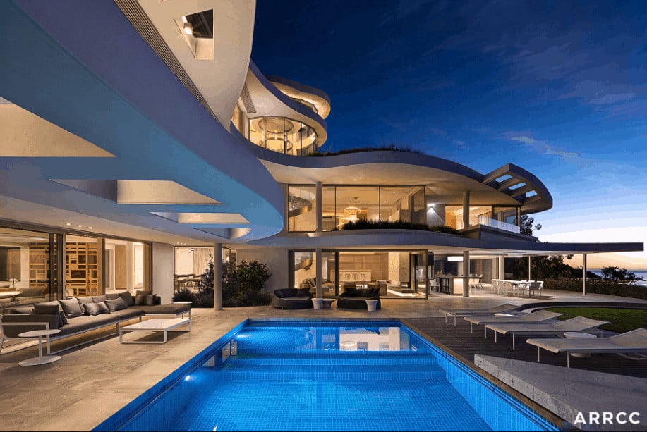 l形的现代豪宅，外观设计漂亮，户外设施不错，还有游泳池。