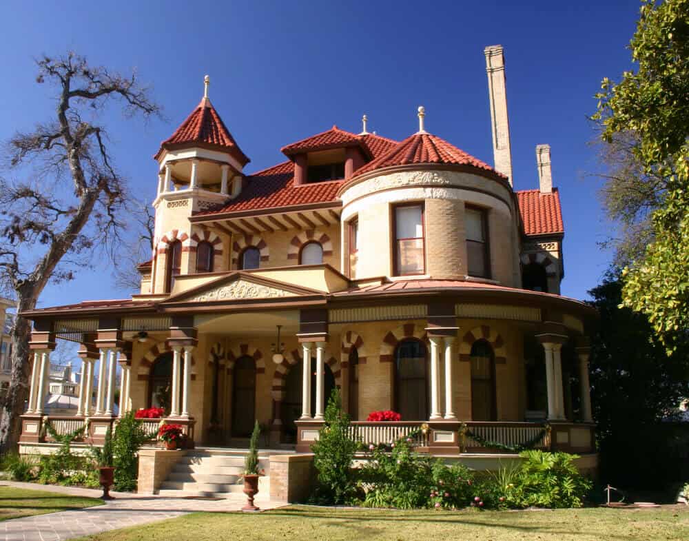 位于德克萨斯州圣安东尼奥的维多利亚式住宅，有一个大的前廊和开放的甲板塔。