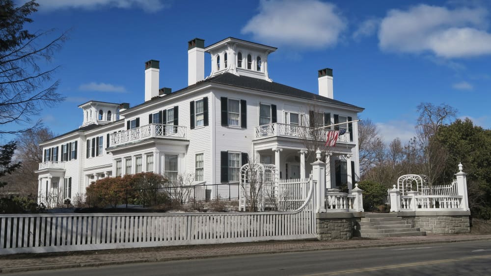 美国缅因州的白色维多利亚时代豪宅。