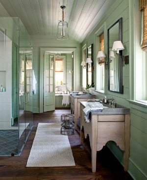 宽敞的主浴室，绿色墙壁。