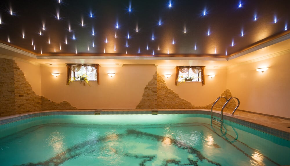室内泳池，部分砖墙和天花板的设计看起来像夜晚的星星。