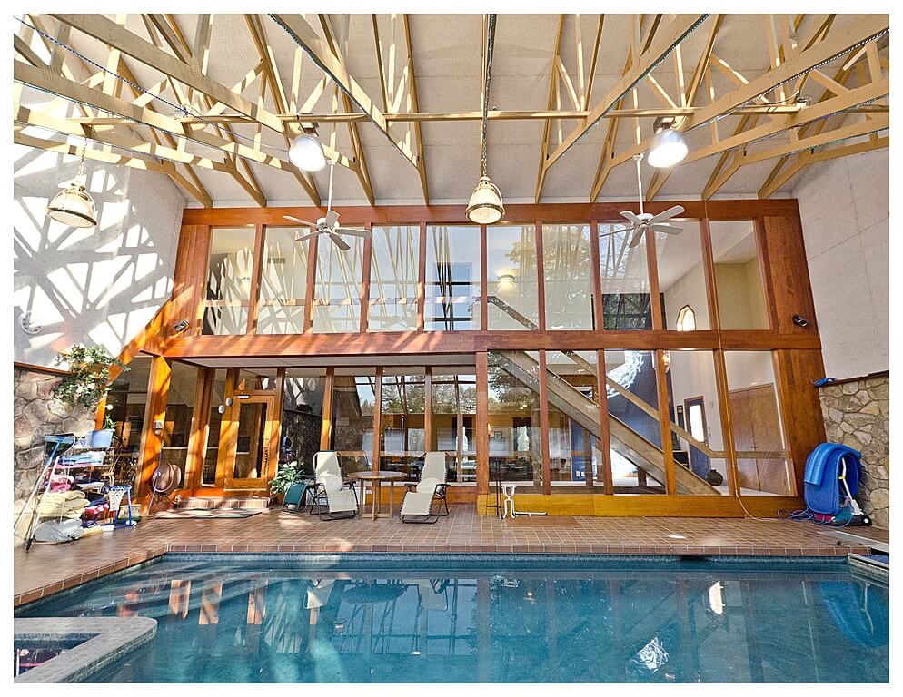 大型室外游泳池，两层覆盖木材。从住宅后方可以直接进入游泳池。砖砌的露台环绕着游泳池。
