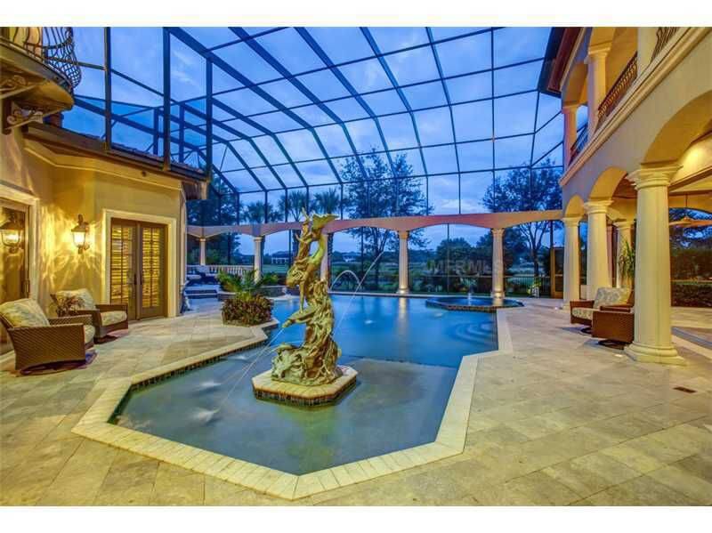带庭院泳池的豪华豪宅，玻璃覆盖。天井围绕着大庭院泳池。