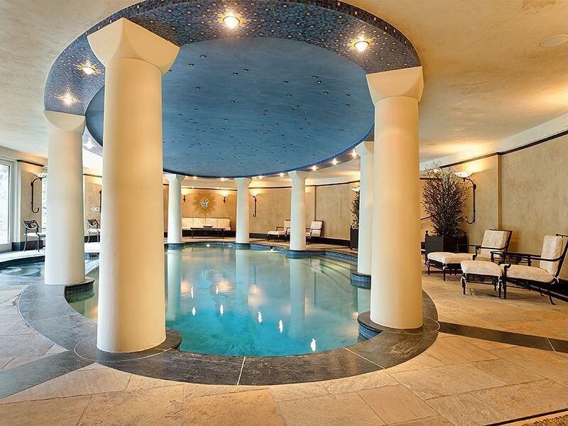 大型豪华室内泳池，罗马浴池设计，圆柱环绕椭圆形泳池。