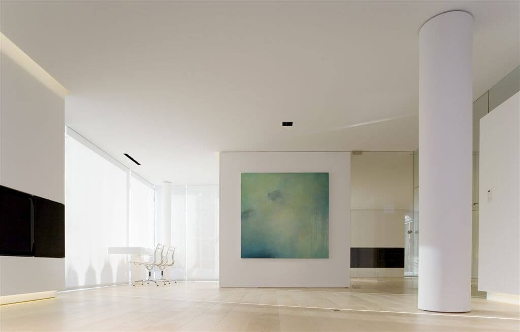 这是一个没有任何家具的客厅景观，展示了轻盈的天然木地板和开阔的布局。
