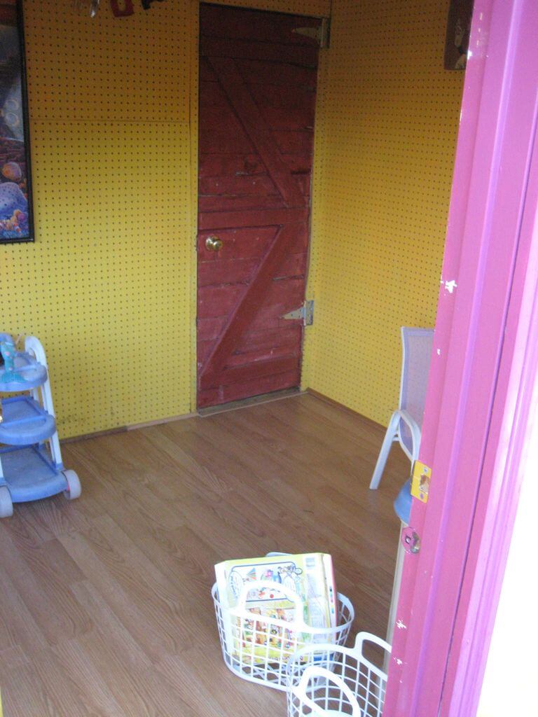 黄色木质托盘游戏室的内部