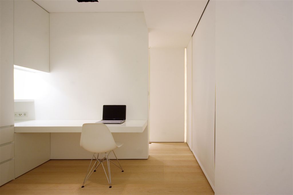 书房区设有内置书桌和白色可伸缩的大窗帘，与墙壁齐平。