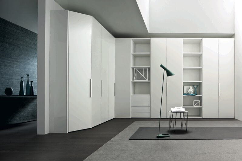 这种超级简约的设计特点是白色垂直空间与黑色和灰色地板的对比。全高的橱柜门与墙壁齐平，内置搁架穿插其间。