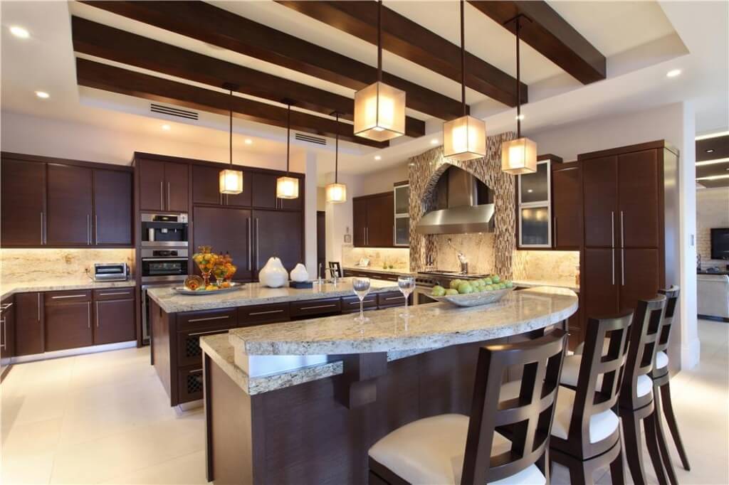 深棕色的木材在这个宽敞的厨房里提供了极好的对比。大理石台面既优雅又大气。