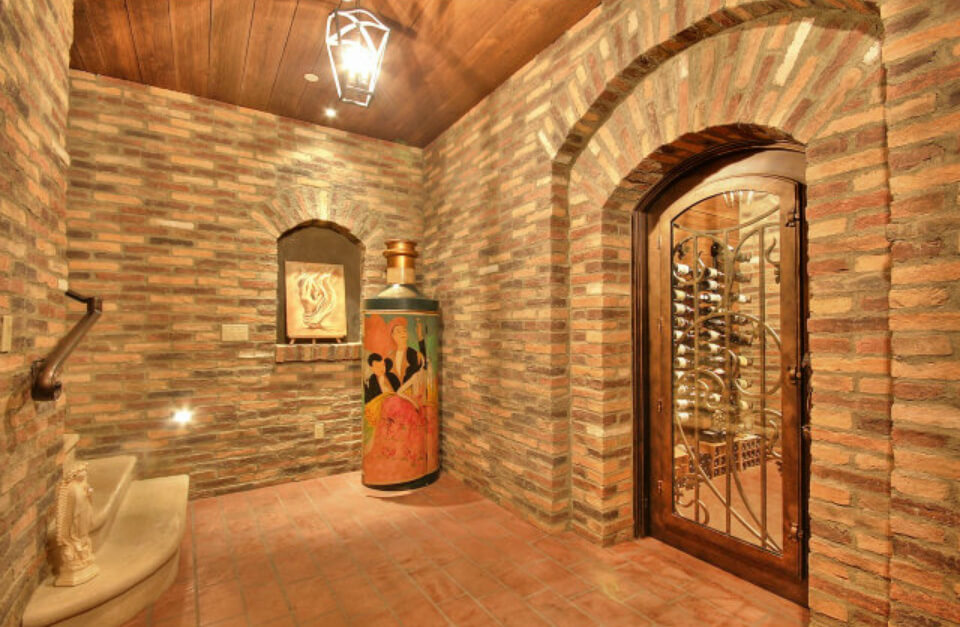 通往酒窖的入口。到处都是漂亮的砖砌。