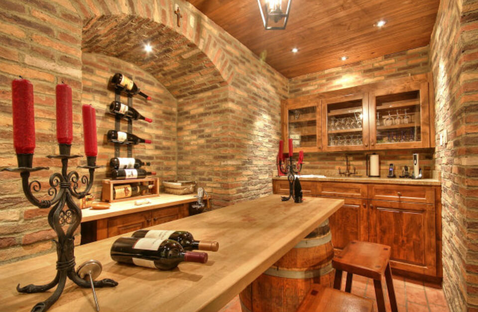 酒窖内部设有品酒桌和柜台。酒窖最多可储存45箱葡萄酒。