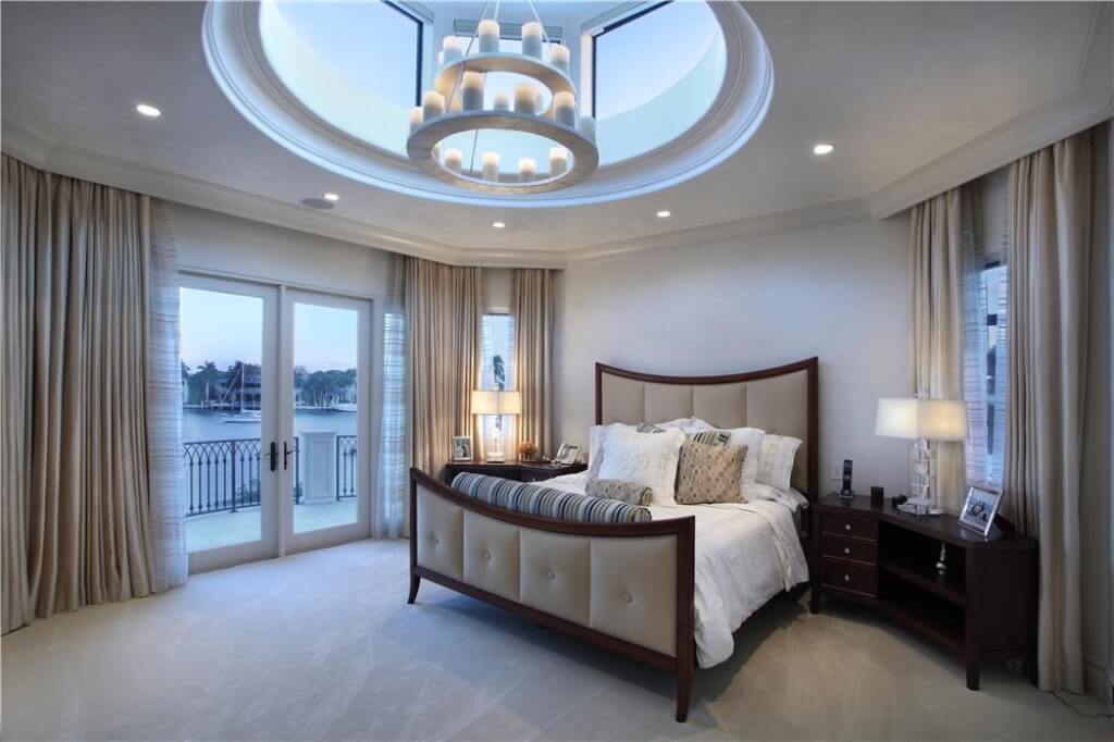 该住宅共有七间卧室，拥有绝佳的视野和开放式天花板。床的颜色延续了丰富的棕色和温暖的米色的主题。