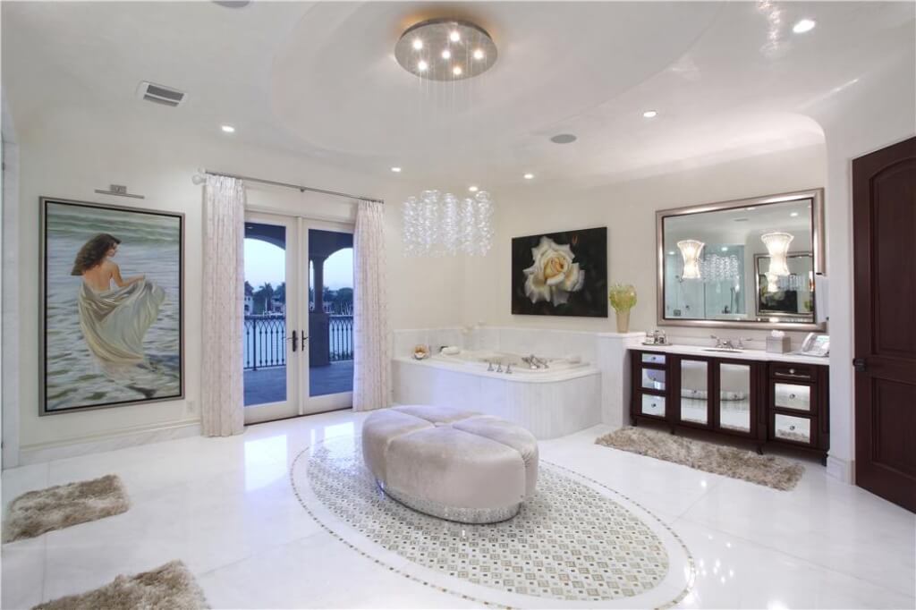 豪华的浴室配有大理石地板，复杂的马赛克，和一个美丽的角落浴缸，非常适合放松。