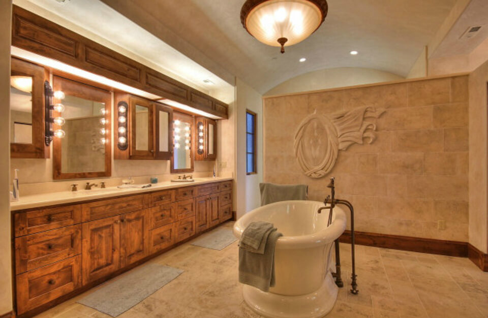 有趣的主浴室设计，一个大的独立浴缸死中心的房间。